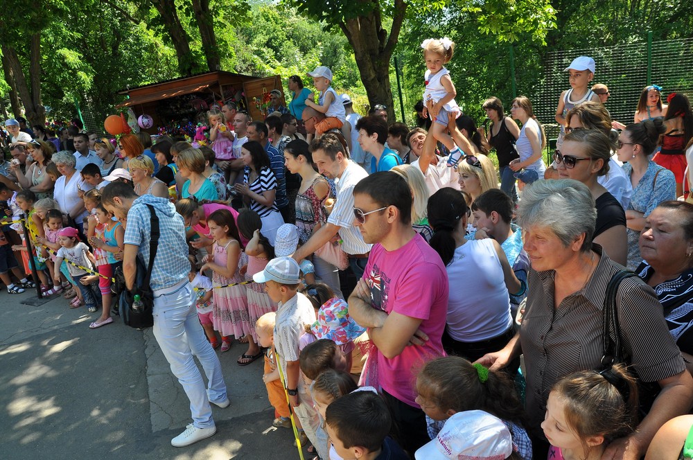 Посетители на мероприятии в Кишиневском зоопарке